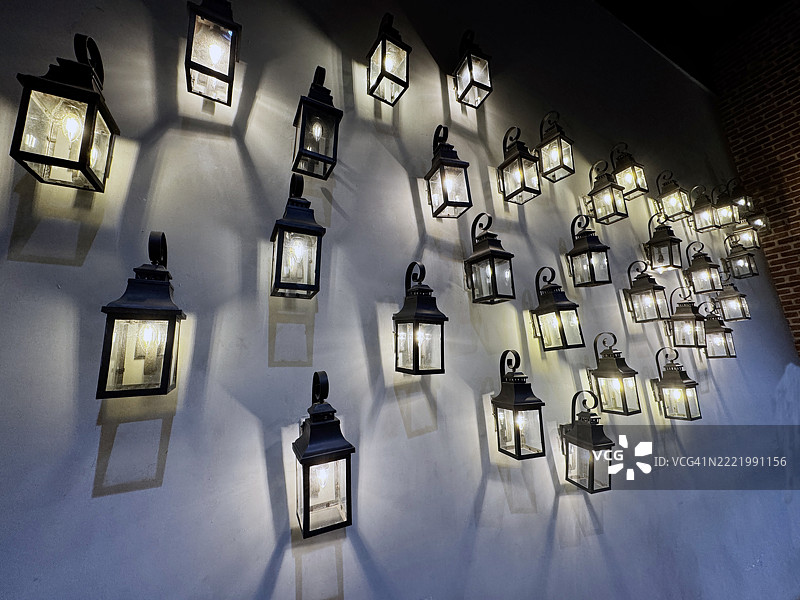 墙上的灯具展示图片素材