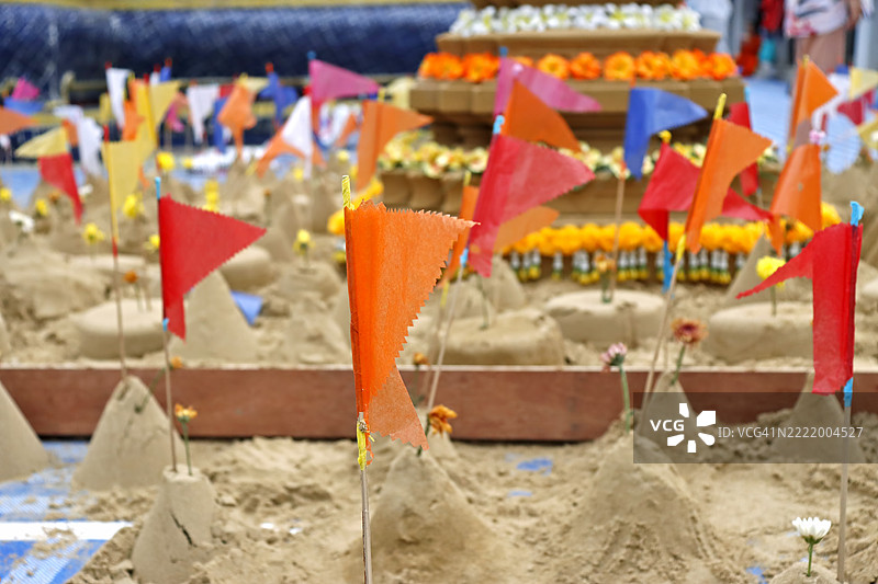 在宋干节期间，泰国传统在寺庙建造沙堡图片素材