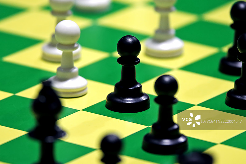 桌上的棋子。国际象棋比赛。古老的策略。图片素材