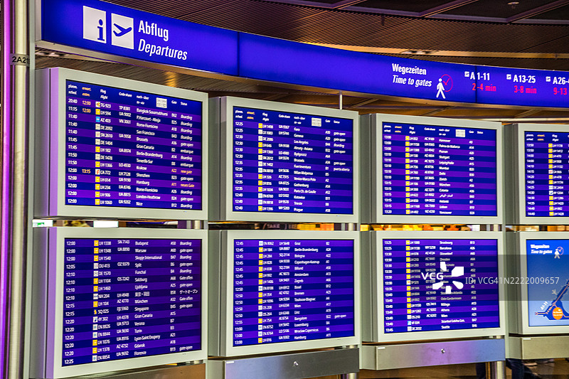 法兰克福机场的出发信息板图片素材