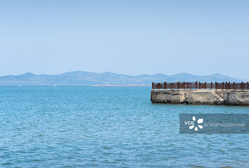 通往大海的木栈道图片素材