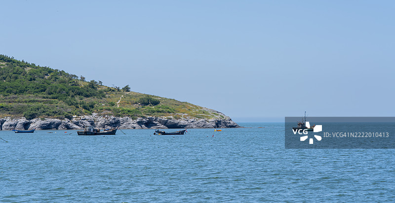 山脚下的渔船图片素材