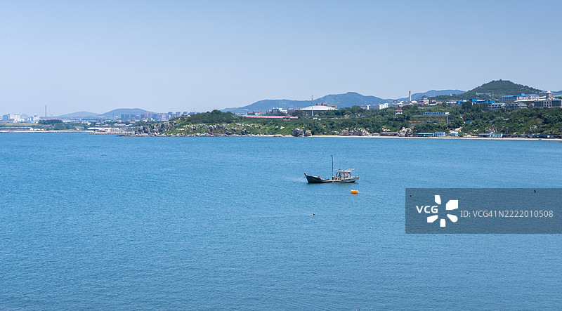 海湾中的小渔船图片素材