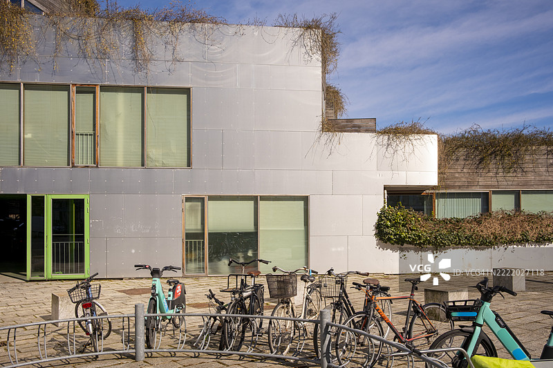 街道视角，山居住宅旁的自行车图片素材