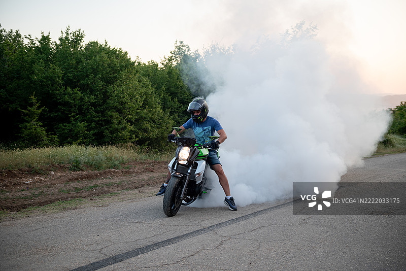 摩托车手在做烧胎表演图片素材