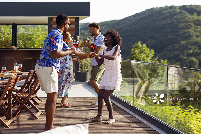 一群朋友在户外派对上一起庆祝图片素材