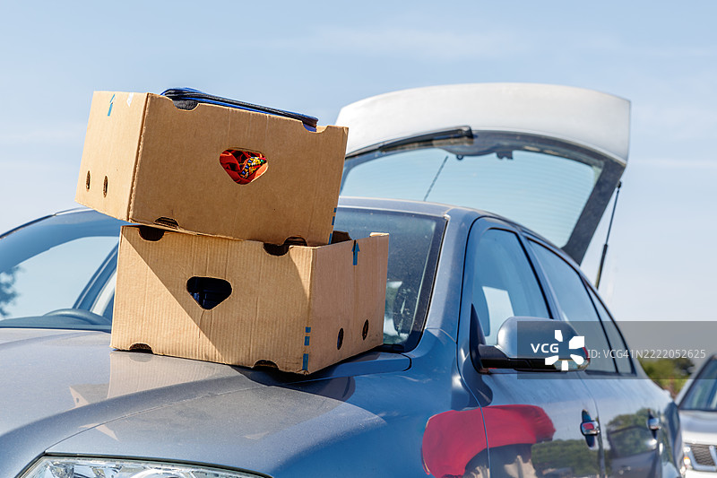 汽车引擎盖上的纸箱图片素材