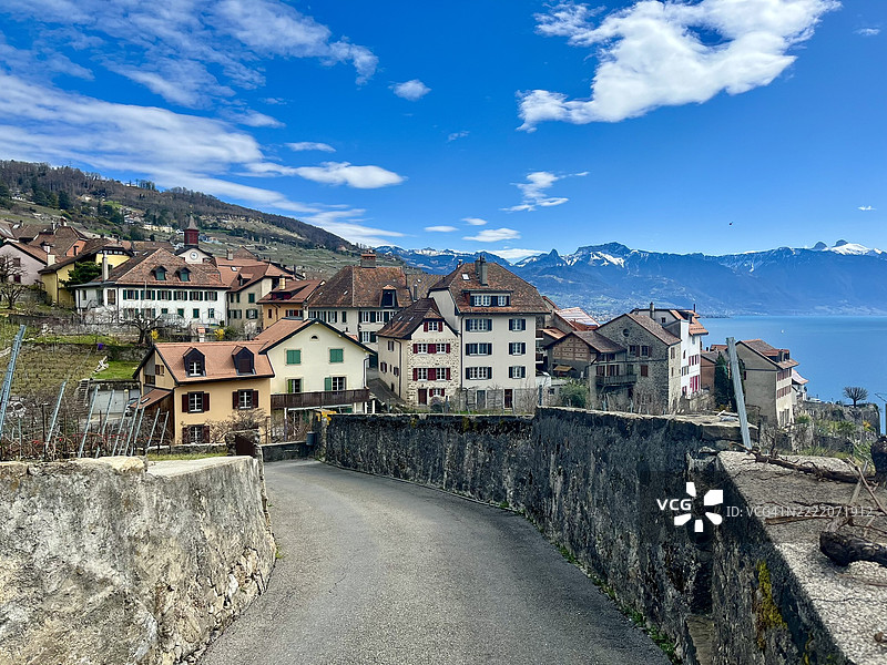 瑞士- 莱芒湖，拉沃葡萄园梯田和里瓦兹村图片素材