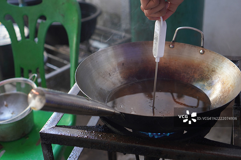 模拟温度计测量锅中的热油图片素材