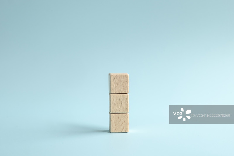 一堆三块普通木质积木图片素材