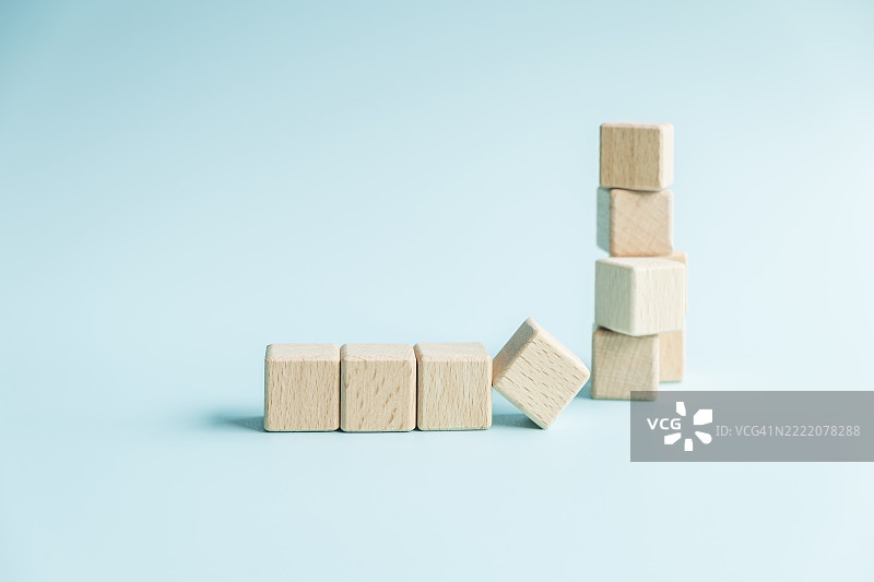 一排一堆普通的木质立方体积木图片素材