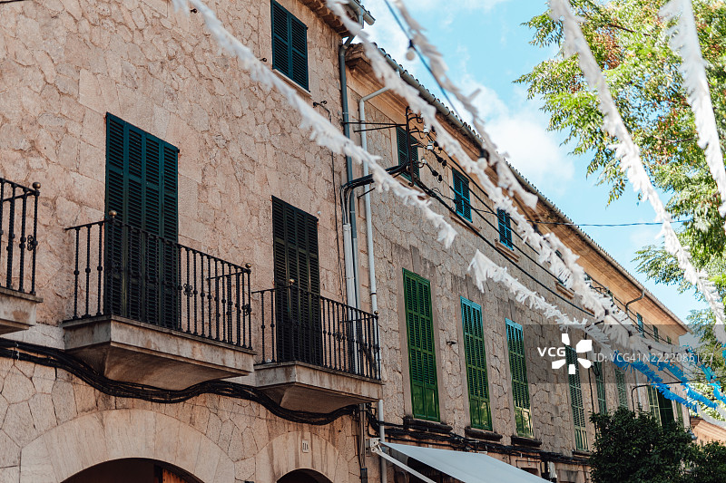 街道上的装饰为传统西班牙节日增添色彩图片素材