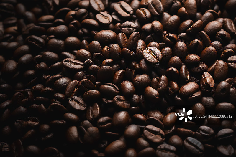 烘焙咖啡豆在闪耀的光线下图片素材
