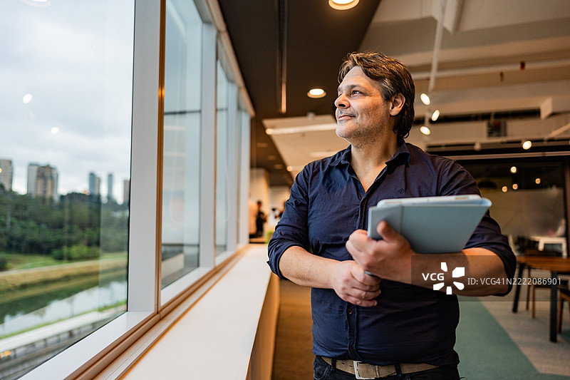 商人沉思于办公室中图片素材