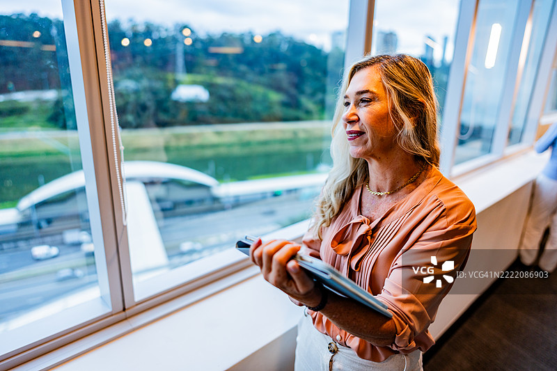 女商人在办公室沉思图片素材