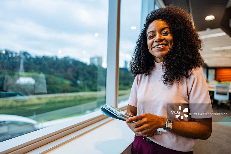 办公室内使用数字平板的女商人肖像图片素材