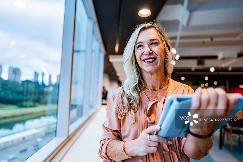 女商人在办公室沉思图片素材