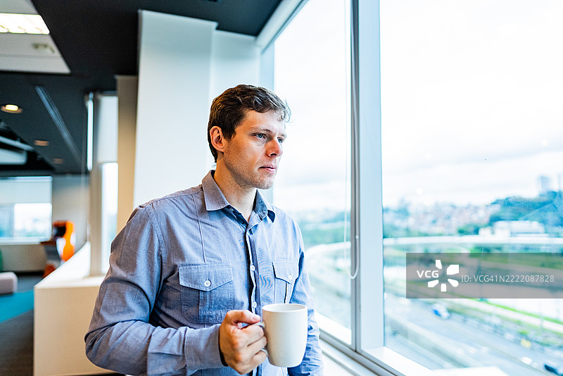 商人沉思于办公室中图片素材