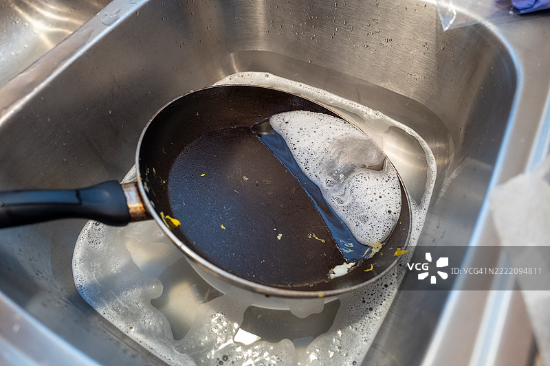 水槽里的脏盘子图片素材