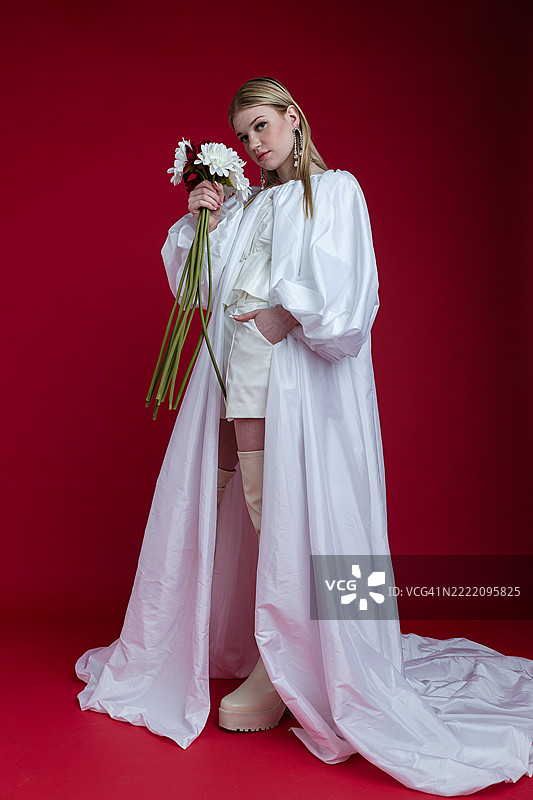 时尚女性自信地摆姿势，穿着白色服装图片素材