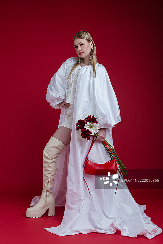 时尚女性自信地摆姿势，穿着白色服装图片素材