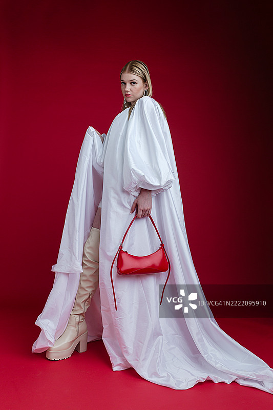 时尚女性自信地摆姿势，穿着白色服装图片素材