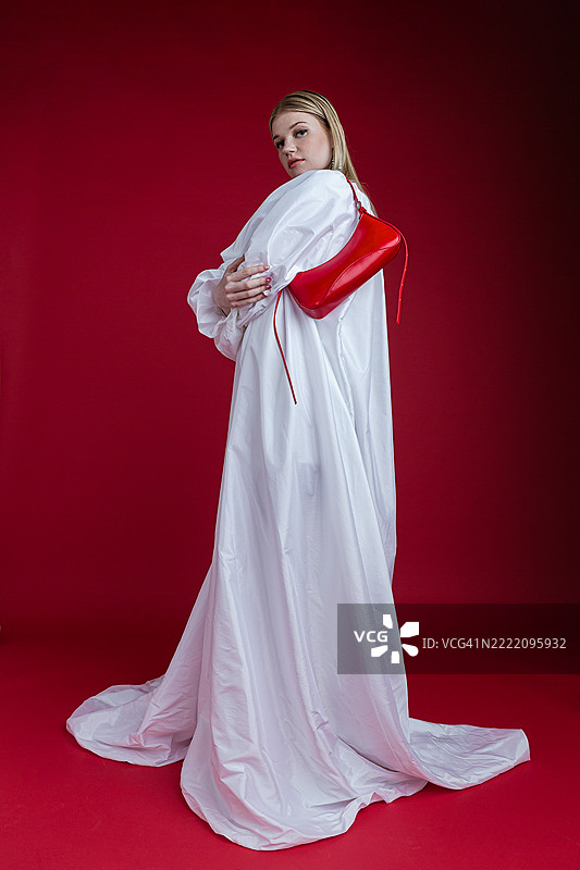 时尚女性自信地摆姿势，穿着白色服装图片素材