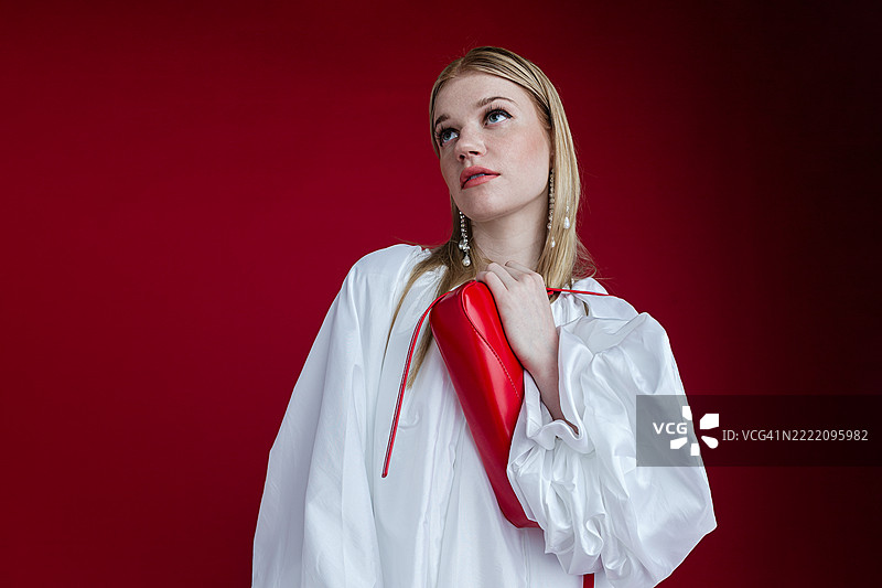 时尚女性自信地摆姿势，穿着白色服装图片素材