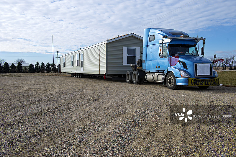 贝雷斯福德公路上的超载卡车图片素材