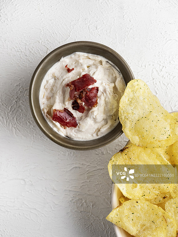 熏牛肉和焦糖洋葱蘸酱配土豆片。自制塔可船蘸酱开胃菜。配土豆片的蘸酱。图片素材