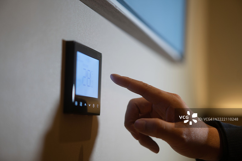 触摸墙上的智能家居自动化设备图片素材