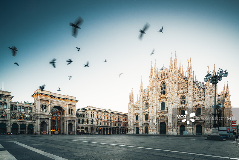 黎明时分的教堂广场图片素材