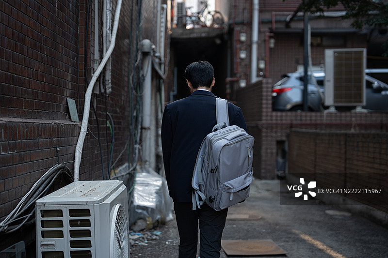 青少年，青春期，压力，焦虑，巷子，背影图片素材