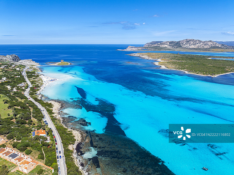撒丁岛，意大利，白色沙滩被碧蓝的地中海海水冲刷图片素材