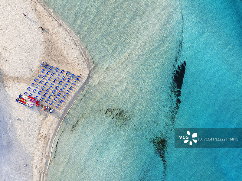 撒丁岛，意大利，碧蓝海水冲刷的细沙海滩图片素材