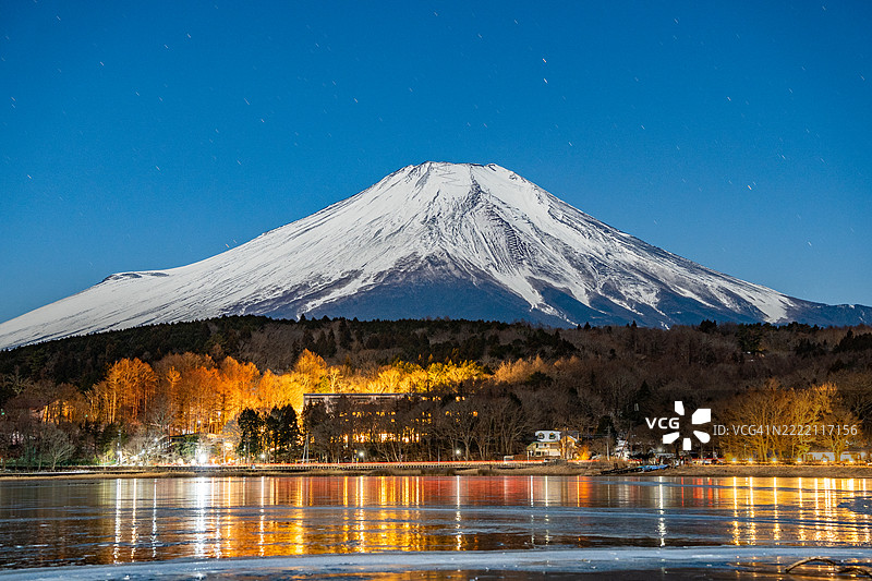 冬夜雪覆盖的富士山与山中湖的倒影图片素材