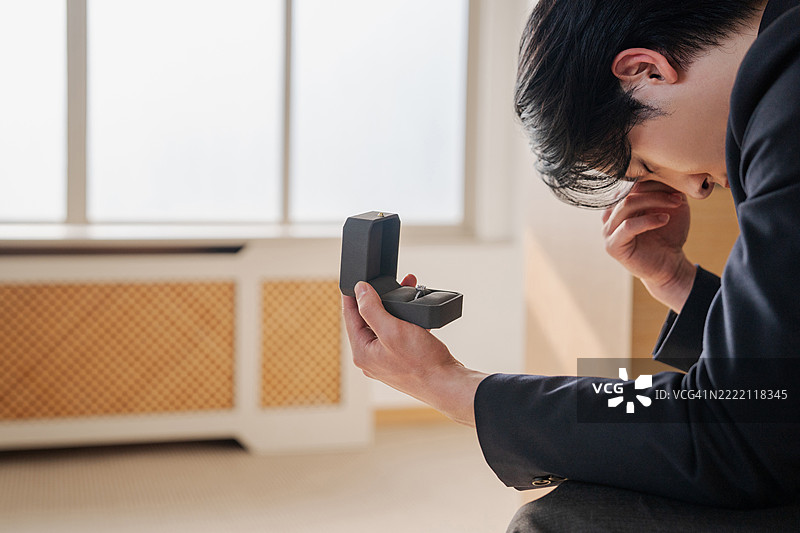 婚姻，求婚，新郎，担忧，分手图片素材