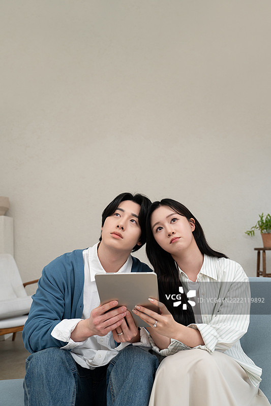 新婚夫妇、情侣、婚姻、生活方式、购房者合成储蓄、储蓄、社会问题图片素材