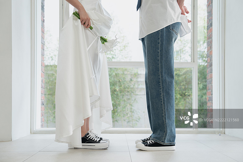 新婚夫妇，情侣，婚姻，小型婚礼，休闲，爱情，婚纱，牛仔裤，帆布鞋图片素材