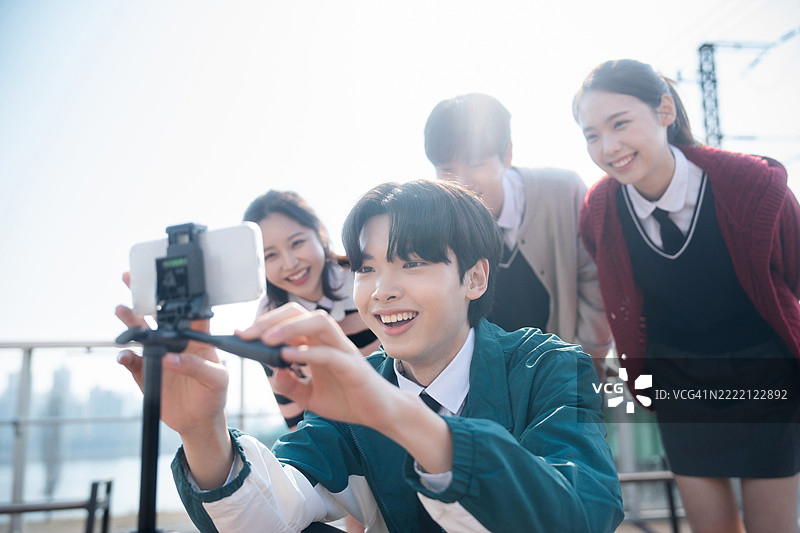 生活方式，阳光，出席，高中学生，一人媒体，新词，自摄像，视频拍摄，乐趣图片素材