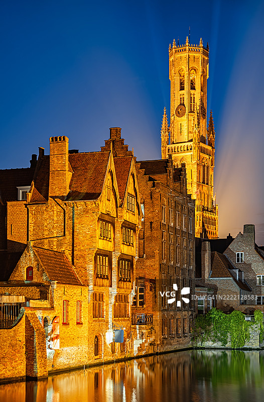 布鲁日夜晚的灯光照亮的钟楼和中世纪建筑图片素材