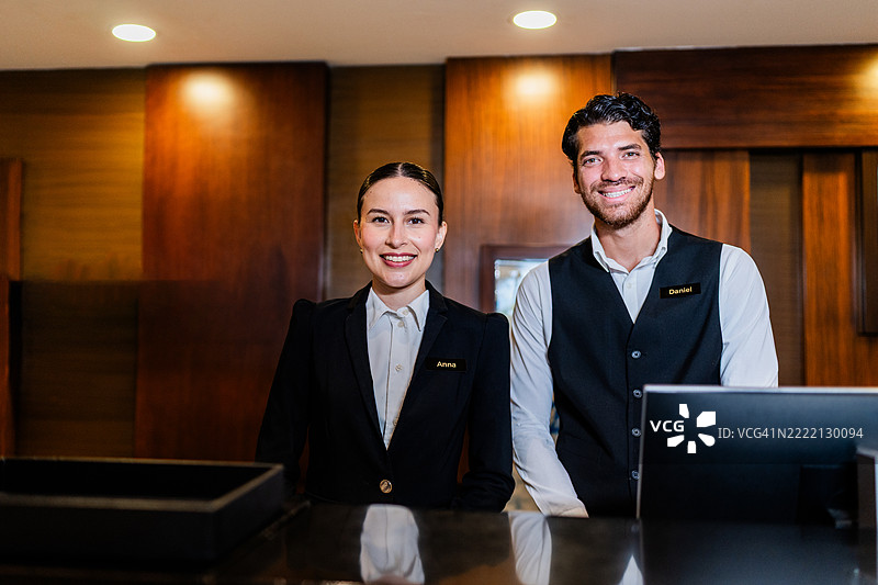酒店年轻接待员的肖像图片素材