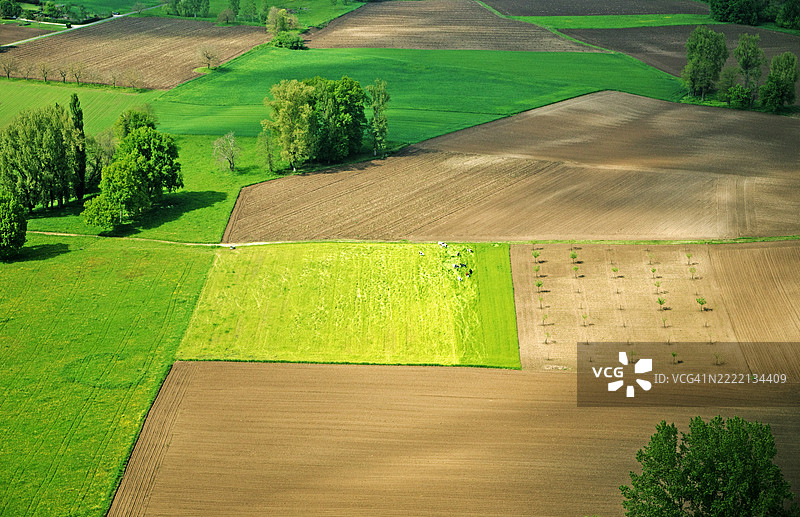 一片半耕作的田地，留有一小部分供牛羊放牧。鸟瞰图。多尔多涅。图片素材