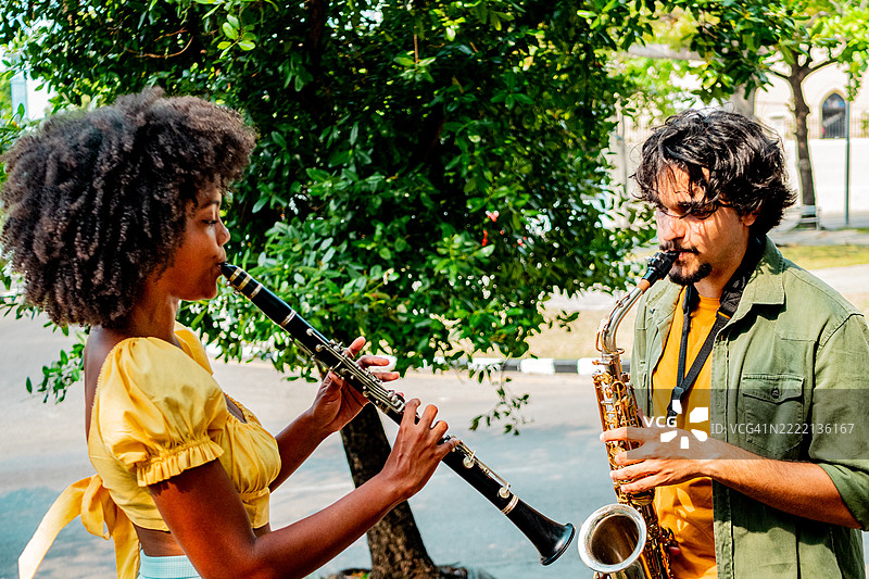 朋友们在户外演奏乐器图片素材