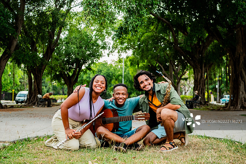 公园里朋友们的肖像图片素材