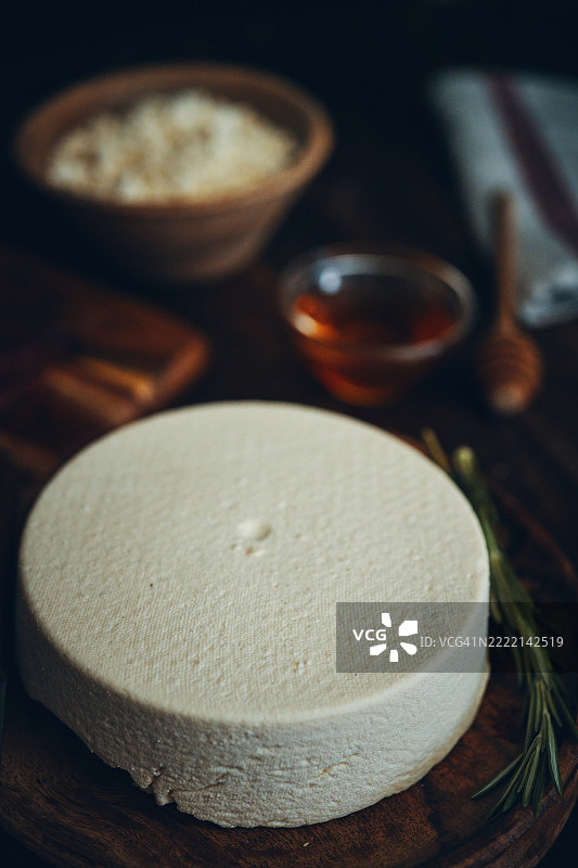 新鲜制作的白奶酪配开胃菜图片素材