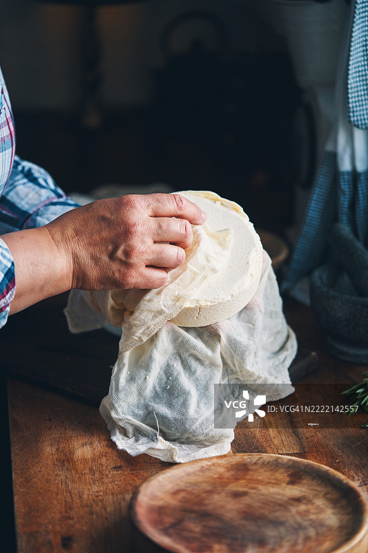在家厨房制作新鲜白奶酪图片素材