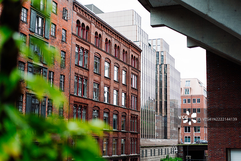 汉堡仓库城红砖建筑的历史运河景观图片素材