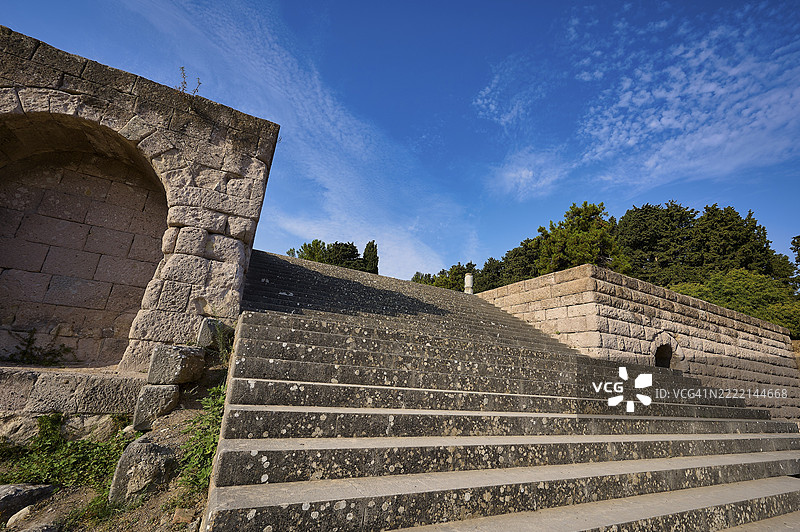 石制楼梯,古老建筑,树木和云彩环绕,通往二层露台的开放式楼梯,阿斯克勒庇俄斯神庙,疗愈圣殿,希波克拉底,科斯,佐泽卡尼索斯群岛,希腊岛屿,希腊,欧洲图片素材