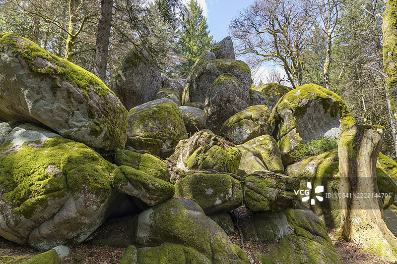 德国巴登-符腾堡州黑森林的多瑙河源头附近的花岗岩岩石古恩特费尔森图片素材